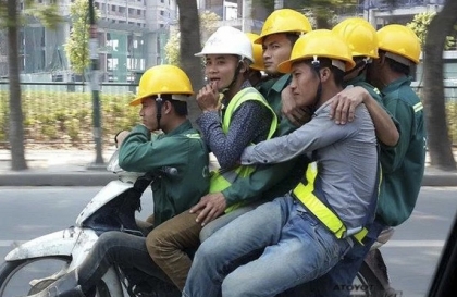 Nghị định 168 - Lỗi trừ 2 điểm GPLX: Điều khiển xe máy chở theo từ 3 người trên xe